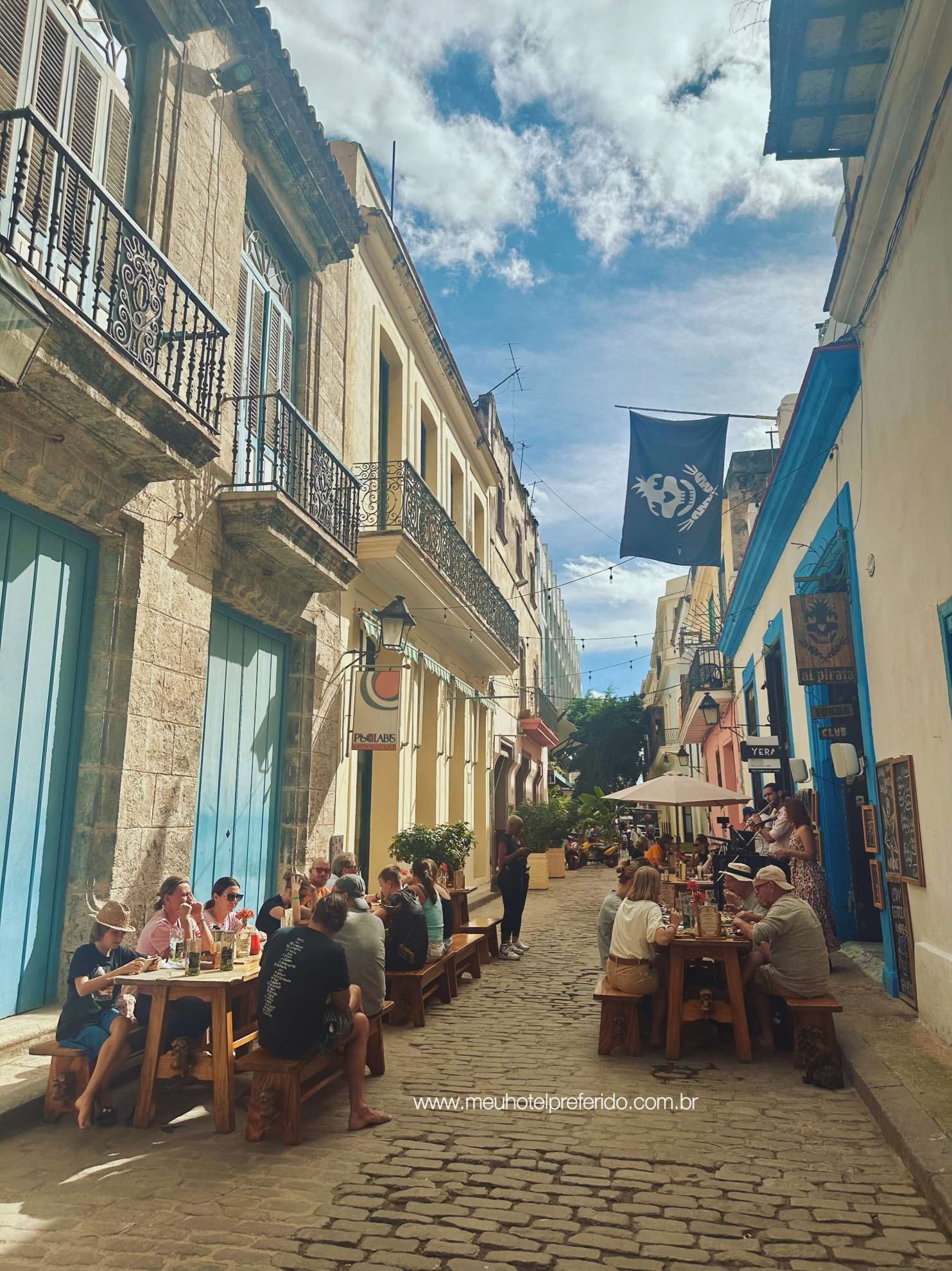 Os restaurantes entranhados pelas ruas de Habana Vieja.