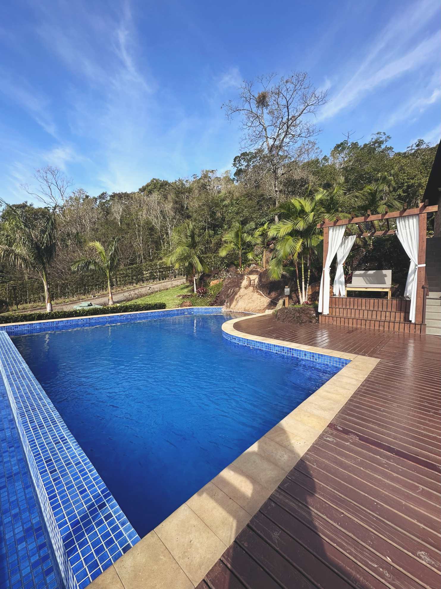 Piscina de borda infinita da Pousada Discovery Cânion com vista para cânions